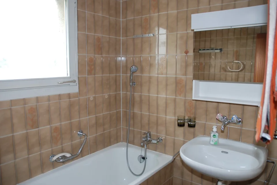 Renovierte 3,5-Zimmer-Wohnung mit Balkon in Cornaux – Foto 14 von 20