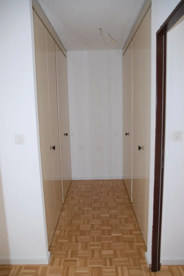 Renovierte 3,5-Zimmer-Wohnung mit Balkon in Cornaux – Foto 13 von 20