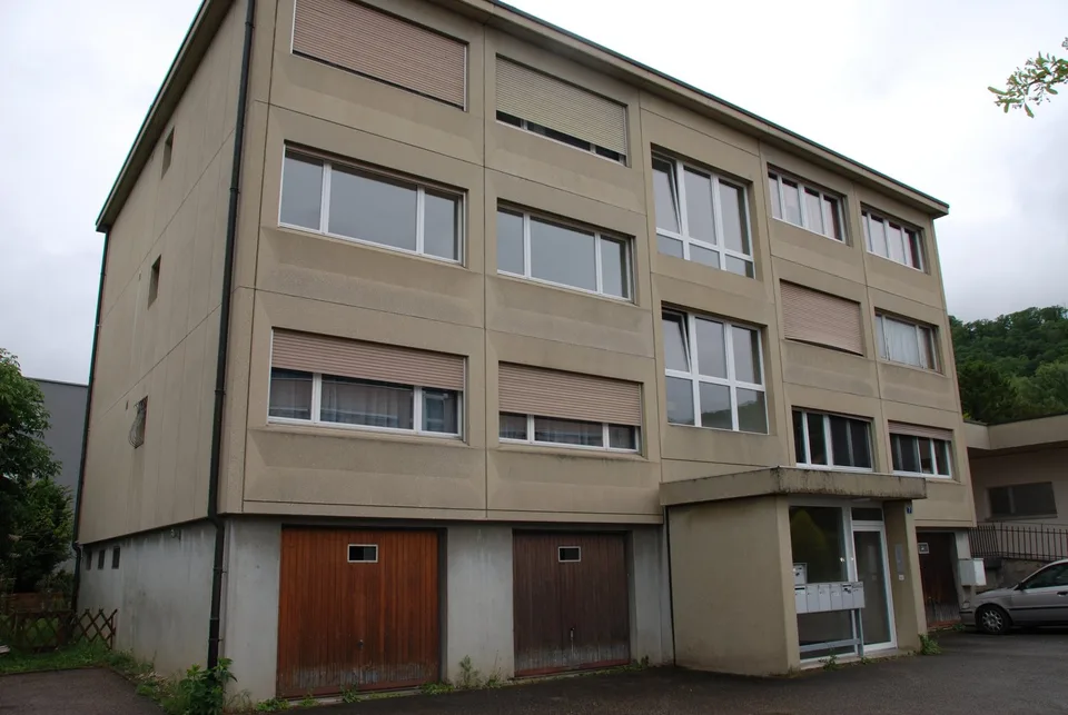 Appartamento ristrutturato di 3,5 locali con balcone a Cornaux