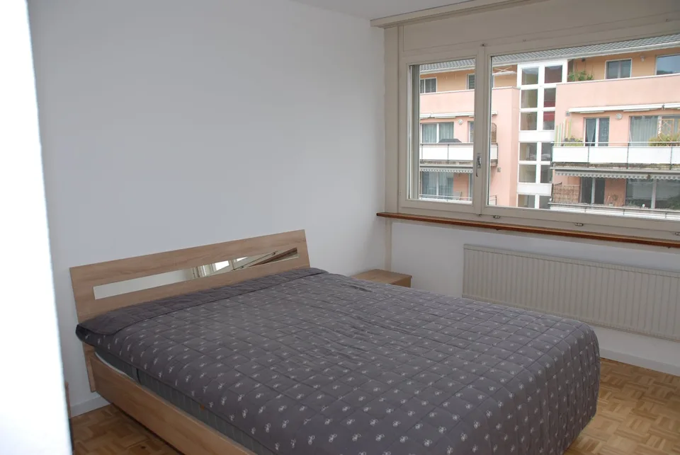 Renovierte 3,5-Zimmer-Wohnung mit Balkon in Cornaux – Foto 8 von 20