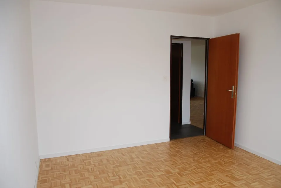 Renovierte 3,5-Zimmer-Wohnung mit Balkon in Cornaux – Foto 11 von 20