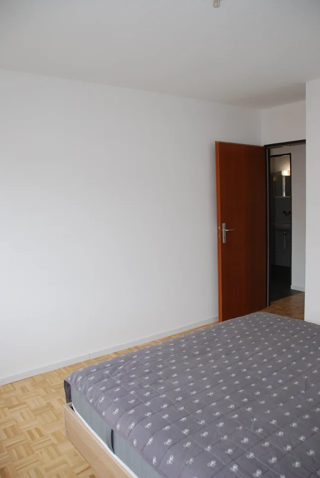 Renovierte 3,5-Zimmer-Wohnung mit Balkon in Cornaux – Foto 9 von 20
