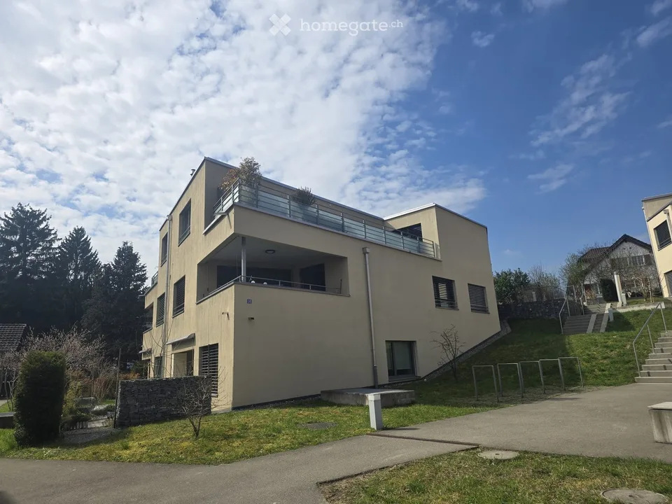 Moderne 4.5-Zimmer-Wohnung mit Balkon & Top-Anbindung in Esslingen (ZH)