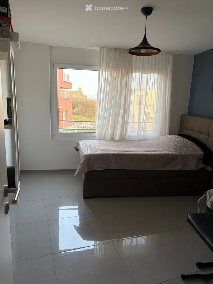 Appartamento moderno 4.5 locali con balcone e collegamento di prima classe a Esslingen (ZH)
