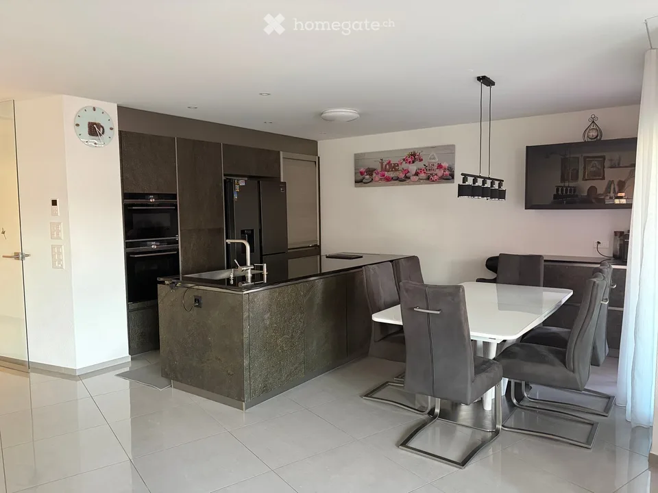 Appartamento moderno 4.5 locali con balcone e collegamento di prima classe a Esslingen (ZH)