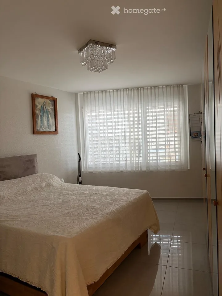 Appartamento moderno 4.5 locali con balcone e collegamento di prima classe a Esslingen (ZH)