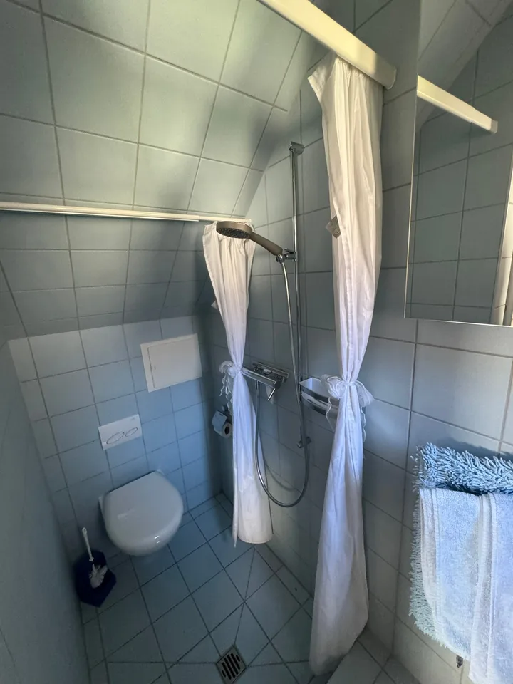 Dreistöckiges Haus in einem Dorf – Foto 8 von 10