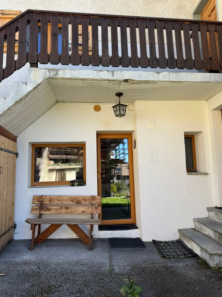 Dreistöckiges Haus in einem Dorf – Foto 9 von 10
