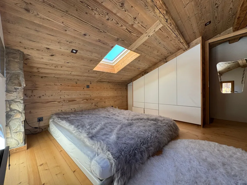 Dreistöckiges Haus in einem Dorf – Foto 6 von 10