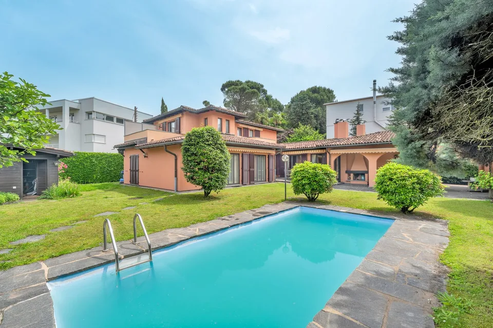 GRANDE VILLA CON GIARDINO E PISCINA.