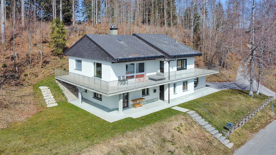 Splendida casa ristrutturata di 2 alloggi con vista dominante