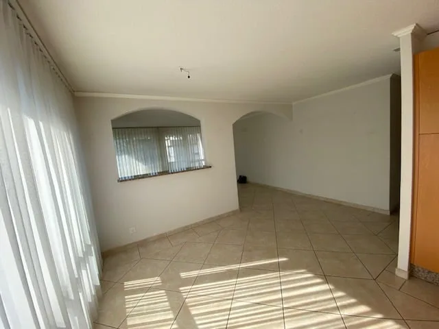 Ampio e luminoso appartamento di 4,5 locali con balcone e 2 garage comunicanti – foto 6 di 16