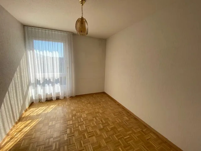 Ampio e luminoso appartamento di 4,5 locali con balcone e 2 garage comunicanti – foto 8 di 16