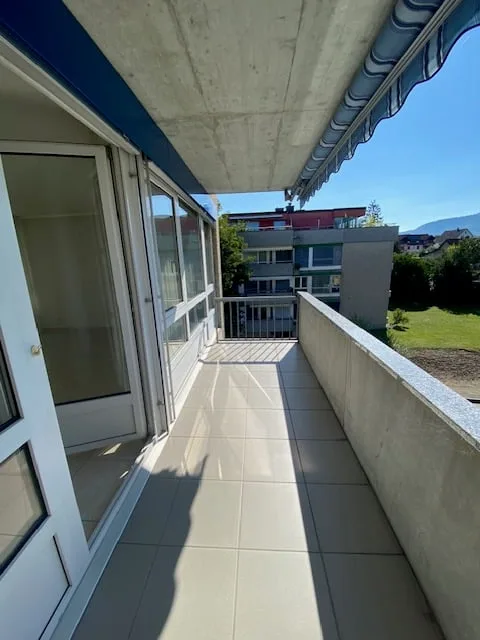 Ampio e luminoso appartamento di 4,5 locali con balcone e 2 garage comunicanti