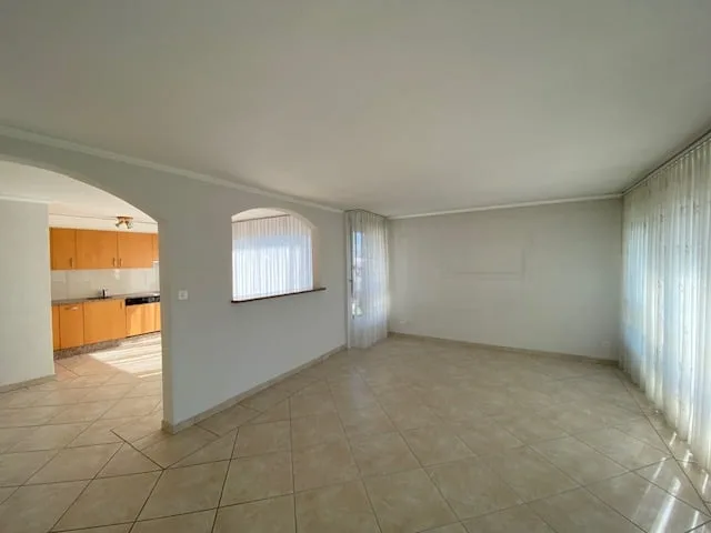 Ampio e luminoso appartamento di 4,5 locali con balcone e 2 garage comunicanti