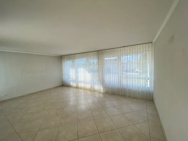 Ampio e luminoso appartamento di 4,5 locali con balcone e 2 garage comunicanti