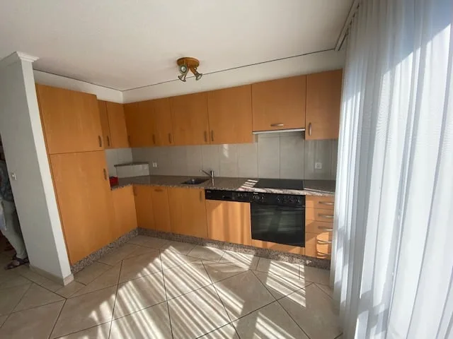 Ampio e luminoso appartamento di 4,5 locali con balcone e 2 garage comunicanti