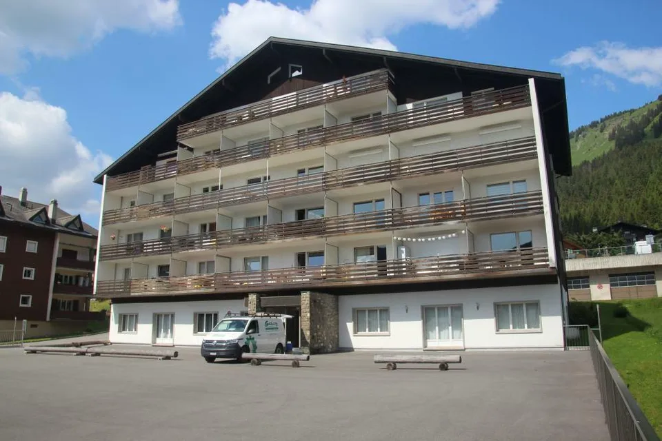 Spacious 3.5-room apartment of 98 m2 + 2 balconies totaling 24 m2 crossing and on the south side of the building