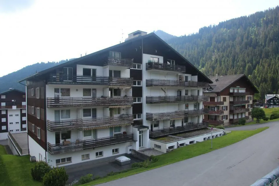 Spacious 3.5-room apartment of 98 m2 + 2 balconies totaling 24 m2 crossing and on the south side of the building
