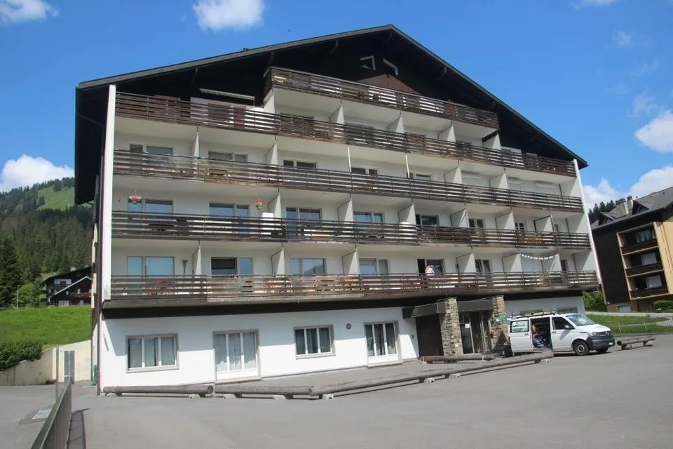 Spacious 3.5-room apartment of 98 m2 + 2 balconies totaling 24 m2 crossing and on the south side of the building
