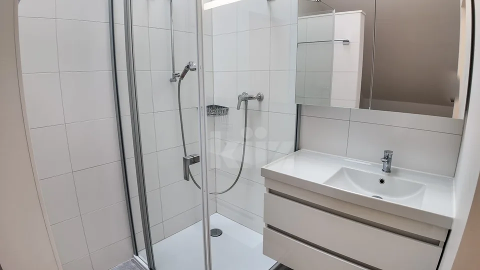 Zweigeschossige Wohnung mit Seeblick in der Nähe von Yverdon – Foto 9 von 13