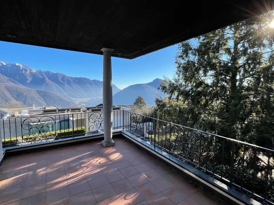 VILLA BIFAMILIARE IN POSIZIONE DOMINANTE CON MAGNIFICA VISTA