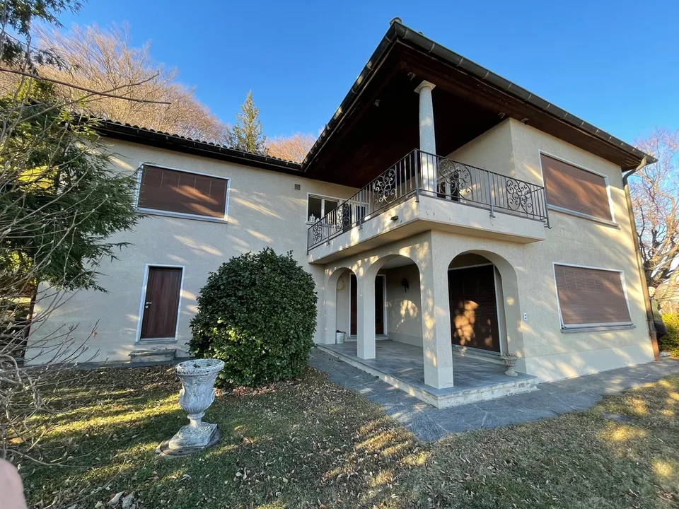 VILLA BIFAMILIARE IN POSIZIONE DOMINANTE CON MAGNIFICA VISTA