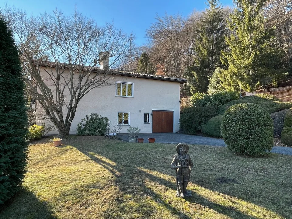 VILLA BIFAMILIARE IN POSIZIONE DOMINANTE CON MAGNIFICA VISTA