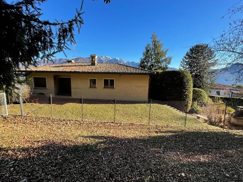 VILLA BIFAMILIARE IN POSIZIONE DOMINANTE CON MAGNIFICA VISTA