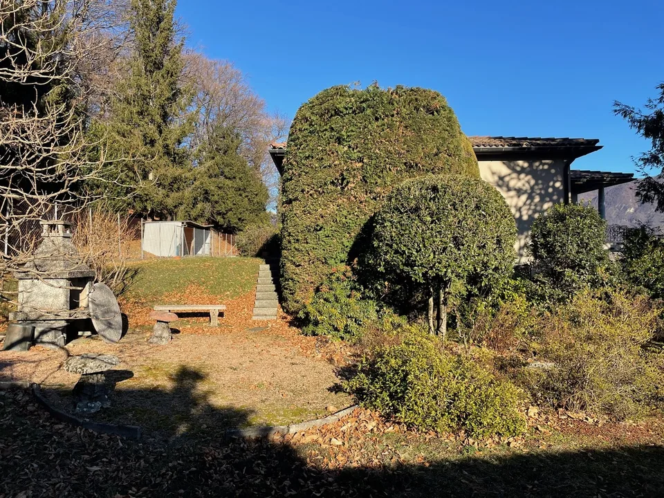 VILLA BIFAMILIARE IN POSIZIONE DOMINANTE CON MAGNIFICA VISTA
