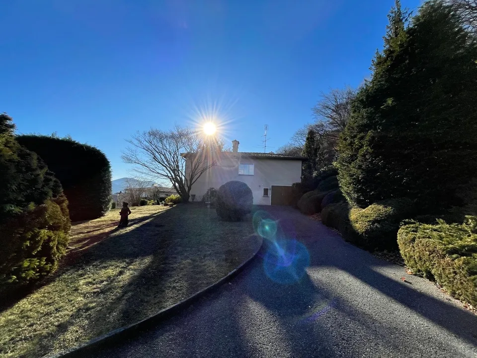 VILLA BIFAMILIARE IN POSIZIONE DOMINANTE CON MAGNIFICA VISTA – foto 9 di 10