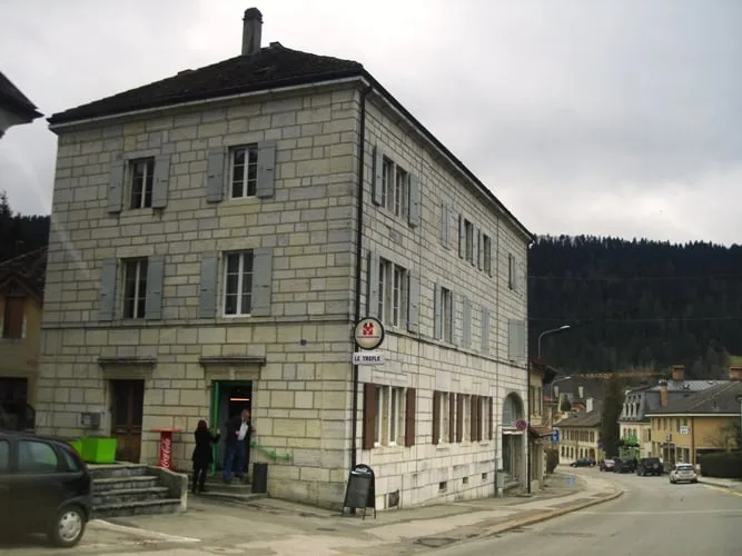 Vente de 2 immeubles locatifs - appartements et commerces