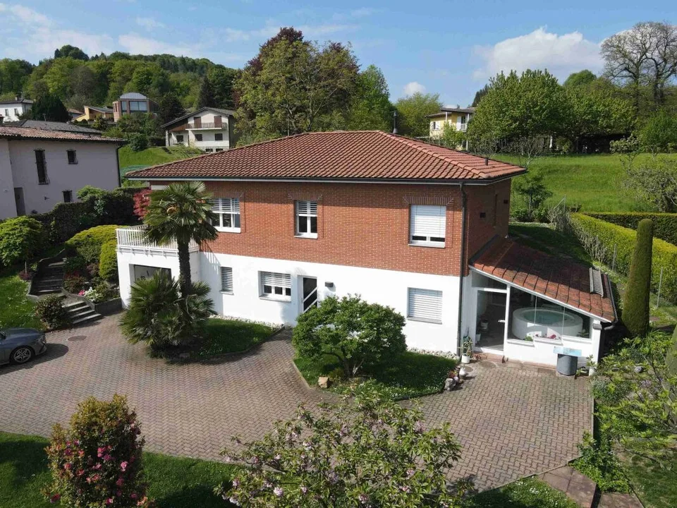 Belle villa à Carona avec vue, jardin et terrasse