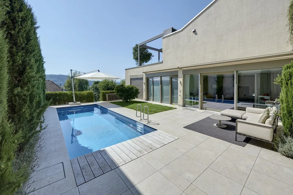 Pool & Gartenidylle: Exklusives 6.5 Zimmer Einfamilienhaus