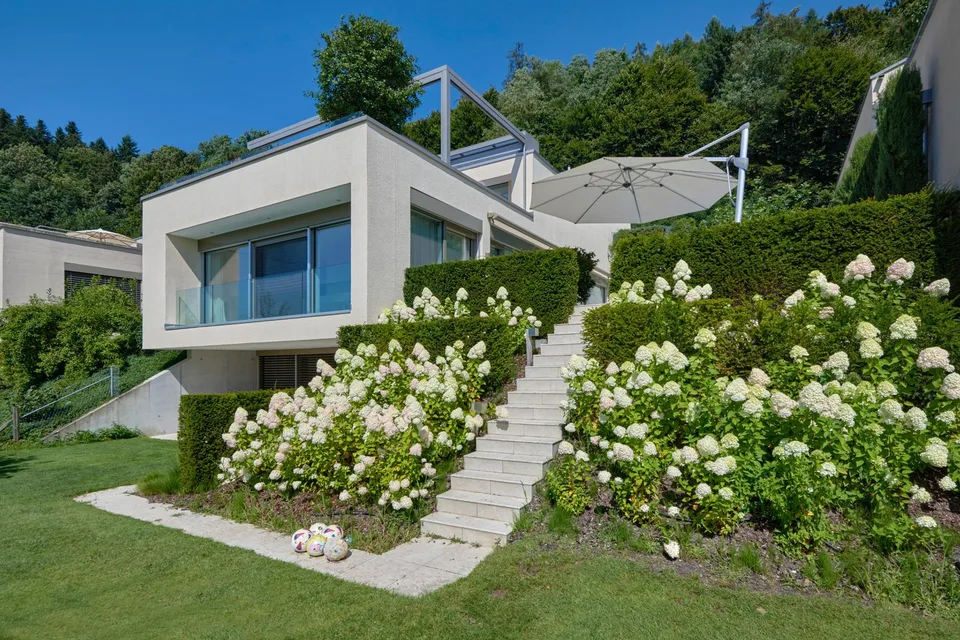 Pool & Gartenidylle: Exklusives 6.5 Zimmer Einfamilienhaus