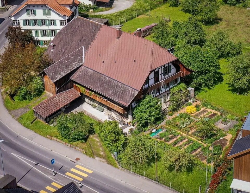 Bauernhaus mit 2 Wohnungen auf 3'935 m2