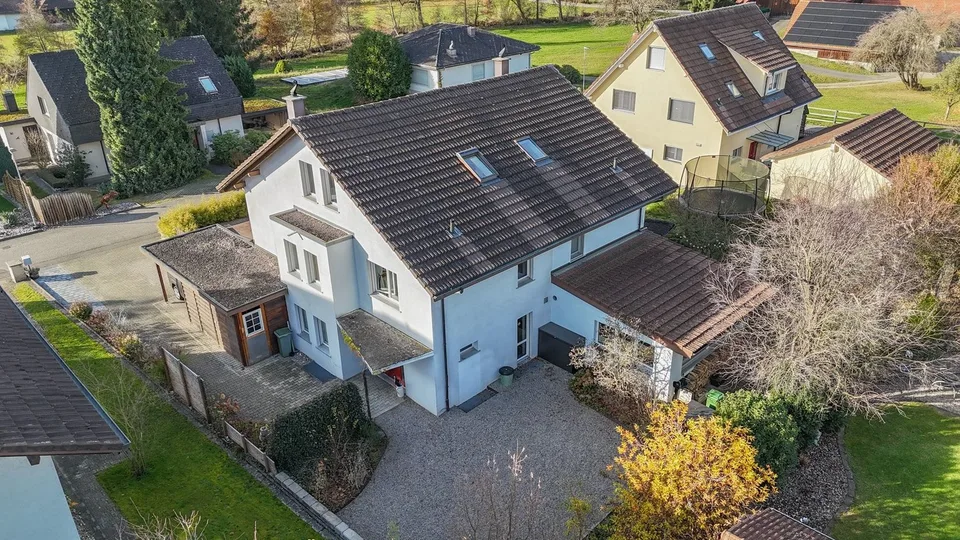 Ankommen und wohlfühlen: 6.5-Zimmer-Doppelhaushälfte in familienfreundlicher Wohnlage