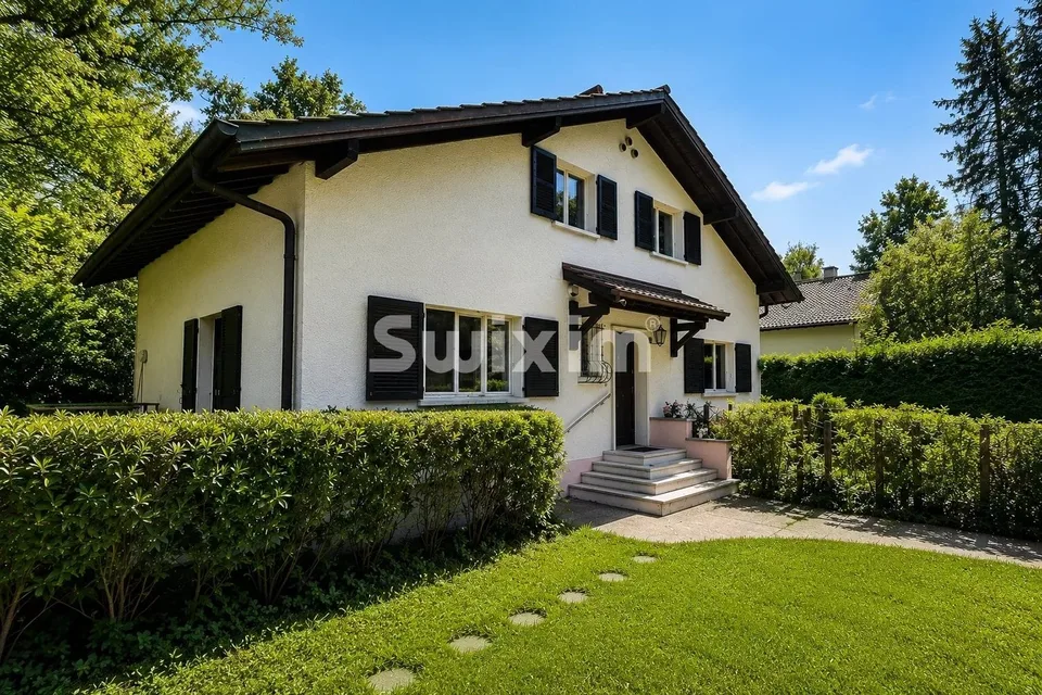 Detached house in a green setting