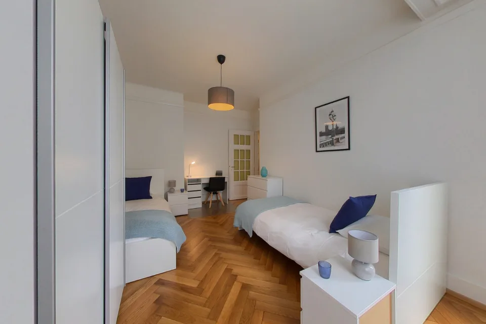 Spacious 80 m² 2-bedroom apartment - Montchoisi, quiet residential area.