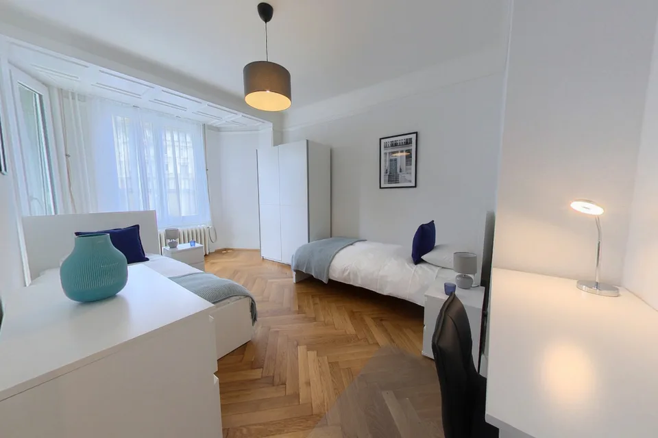Spacious 80 m² 2-bedroom apartment - Montchoisi, quiet residential area.