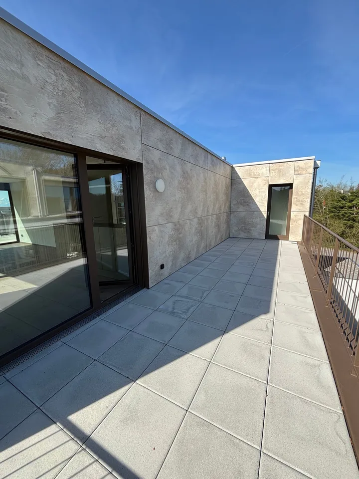 Prima locazione appartamento mansardato 2,5 locali in zona tranquilla con 2 terrazze (78m2)
