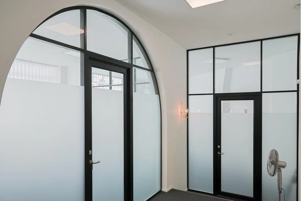 Opportunité exceptionnelle de location de bureaux avec vitrines à Montreux !