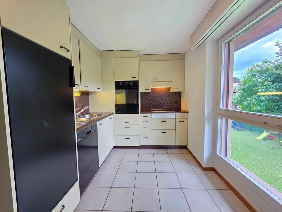 Ampio appartamento di 4.5 locali con balcone e bella vista a Bubendorf