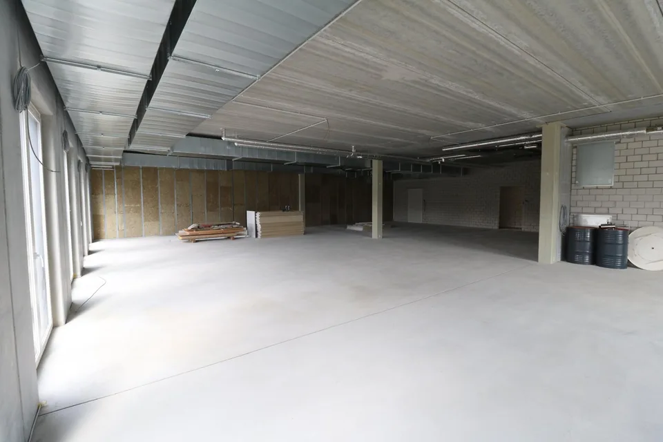 Spazio commerciale in costruzione grezza nello stadio di calcio di Schaffhausen