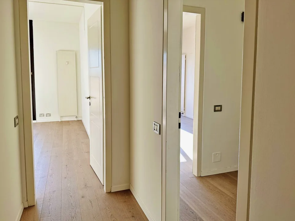 Elegante e luminosa maisonette immersa nel verde di 4.5 locali – foto 7 di 11