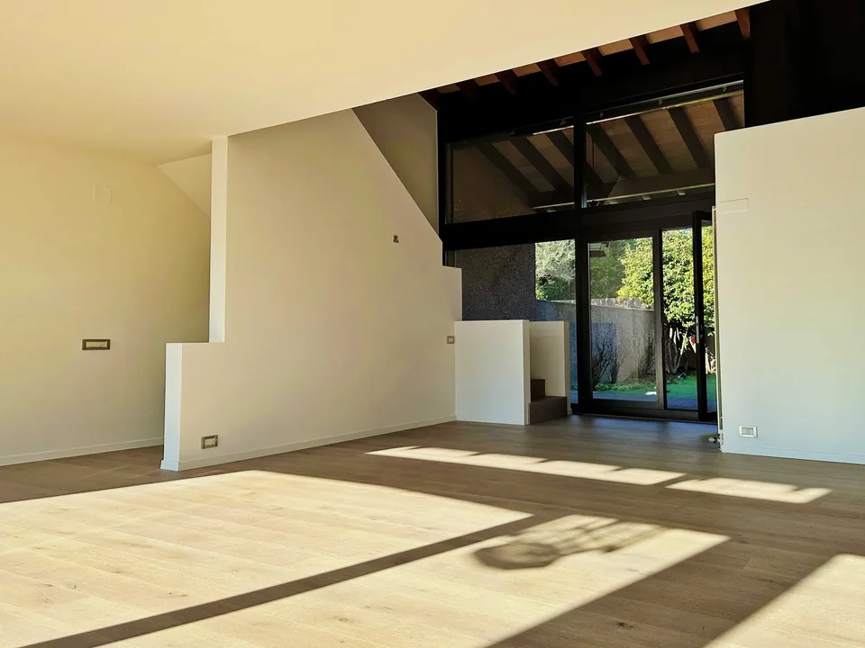 Elegante e luminosa maisonette immersa nel verde di 4.5 locali