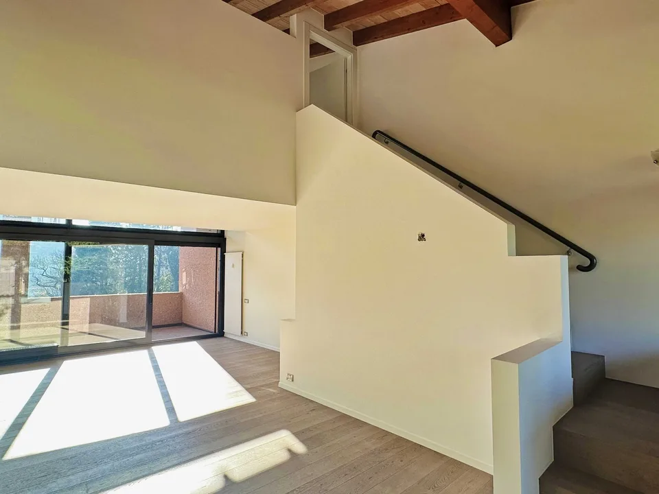 Elegante e luminosa maisonette immersa nel verde di 4.5 locali – foto 6 di 11
