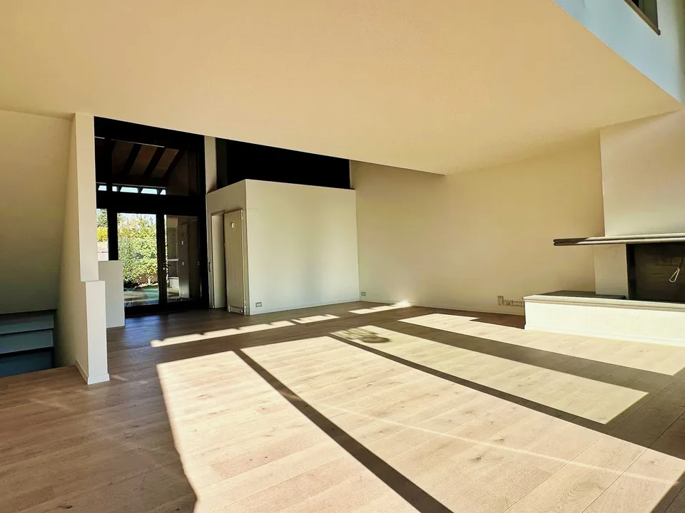 Elegante e luminosa maisonette immersa nel verde di 4.5 locali