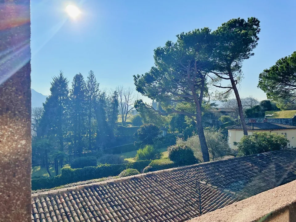 Elegante e luminosa maisonette immersa nel verde di 4.5 locali – foto 10 di 11
