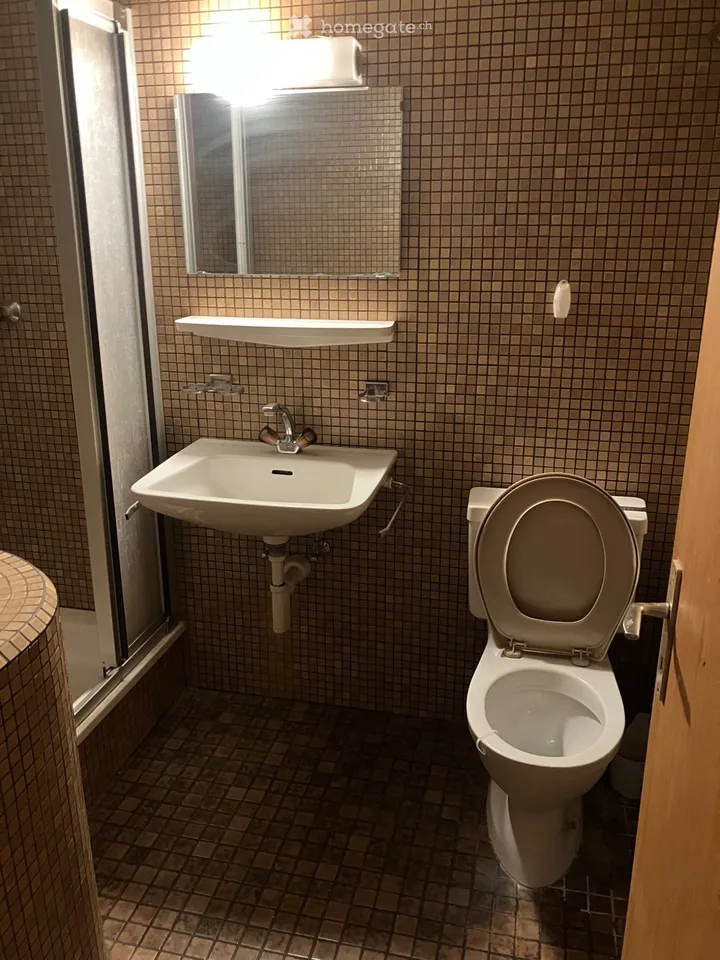 Einfaches  Zimmer mit eigenem WC Dusche Sitzplatz